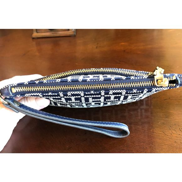 TOMMY HILFIGER - Signature Canvas Wristlet in Navy & White. SO CUTE & NWOT! - Picture 12 of 15